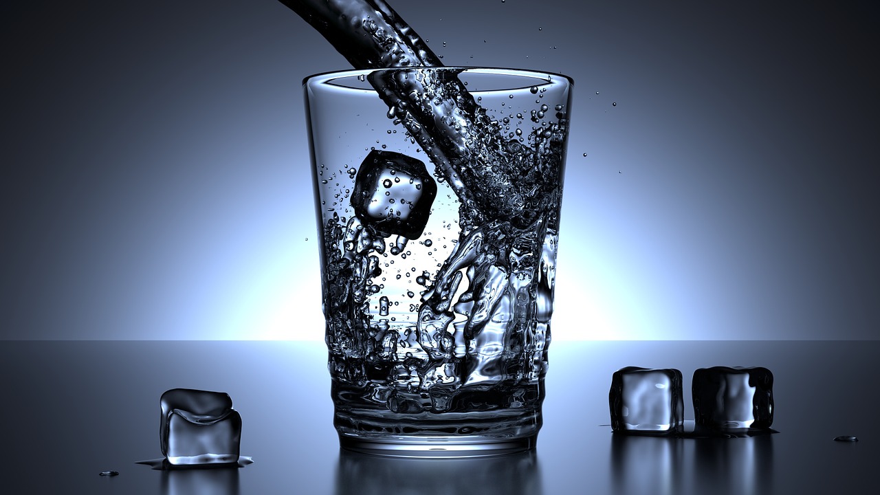 Szklanka z wodą i kostkami lodu